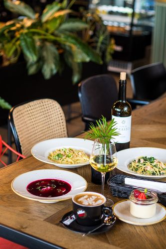 Współwinni kuchnia bar wino